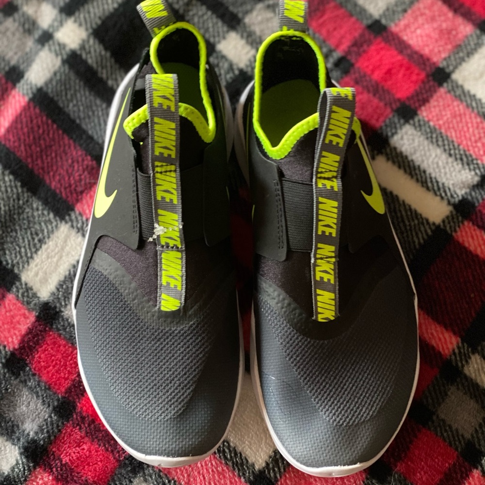Nike flex runners boy sz5.5 new